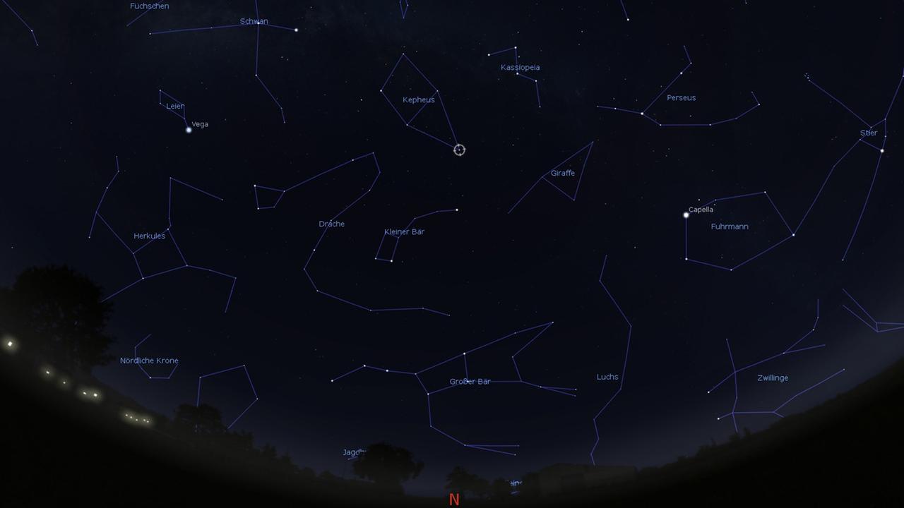 Gamma Cephei mit dem "kanadischen" Planeten leuchtet gegen Mitternacht hoch im Norden