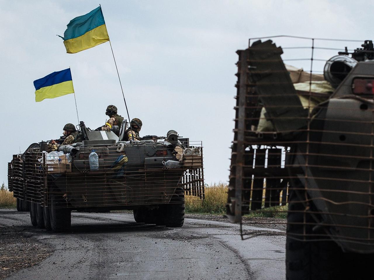 Ukrainische Soldaten auf Panzern in Rassypnoe im Osten des Landes