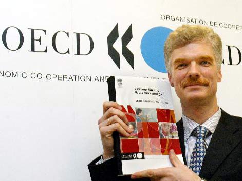Andreas Schleicher, Leiter der OECD-Abteilung Bildungsindikatoren und -analysen stellt am 6. Dezember 2004 in Berlin die Ergebnisse der PISA/Studie 2003 vor