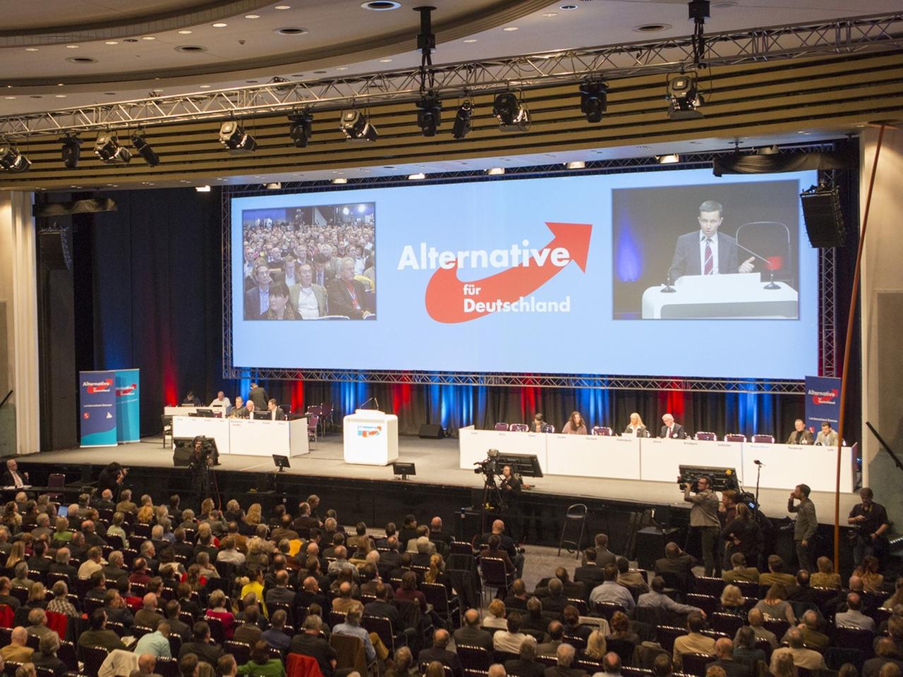 In einem großen Saal in Bremen findet der Partei-Tag der AfD statt