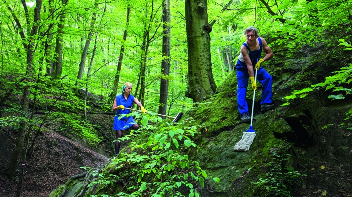 Ein Bild aus dem Buch "Putzen - eine Kulturtechnik" von Sonnja Stummerer und Martin Hablesreiter. Die Performance Künstler Sonnja Stummerer und Martin Hablesreiter putzen im Wald. Böhlau Verlag, 2020.