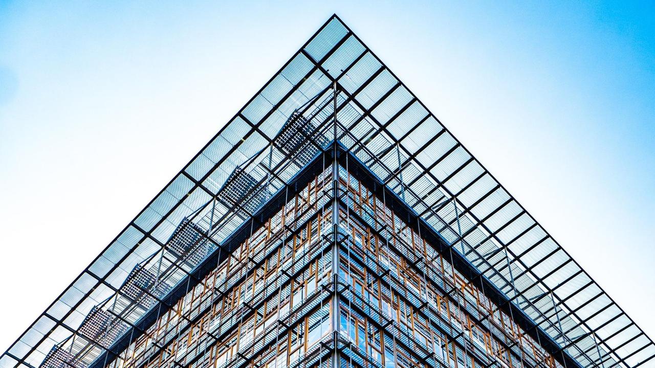 Die Glasfassade des Europa Gebäudes in Brüssel.
