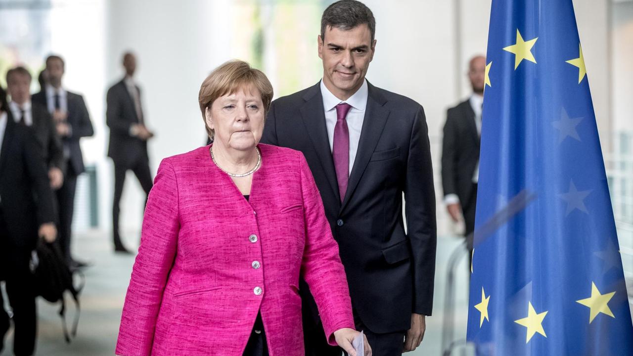 Bundeskanzlerin Angela Merkel und der spanische Regierungschef Pedro Sanchez gehen gemeinsam zu einer Pressekonferenz in Berlin.