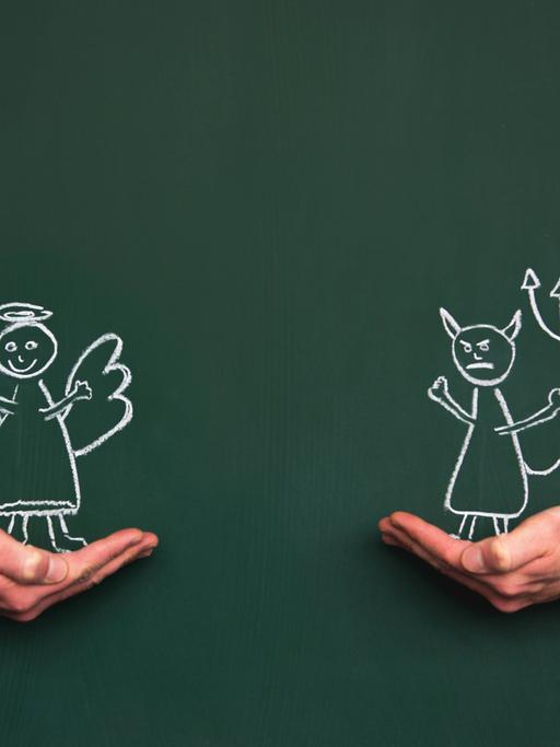 Optische Täuschung: Zwei Hände halten jeweils einen Engel und einen Teufel, die mit Kreide auf eine Tafel gezeichnet sind.