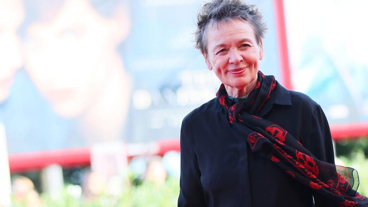 Laurie Anderson auf einem roten Teppich während eines Festivals.