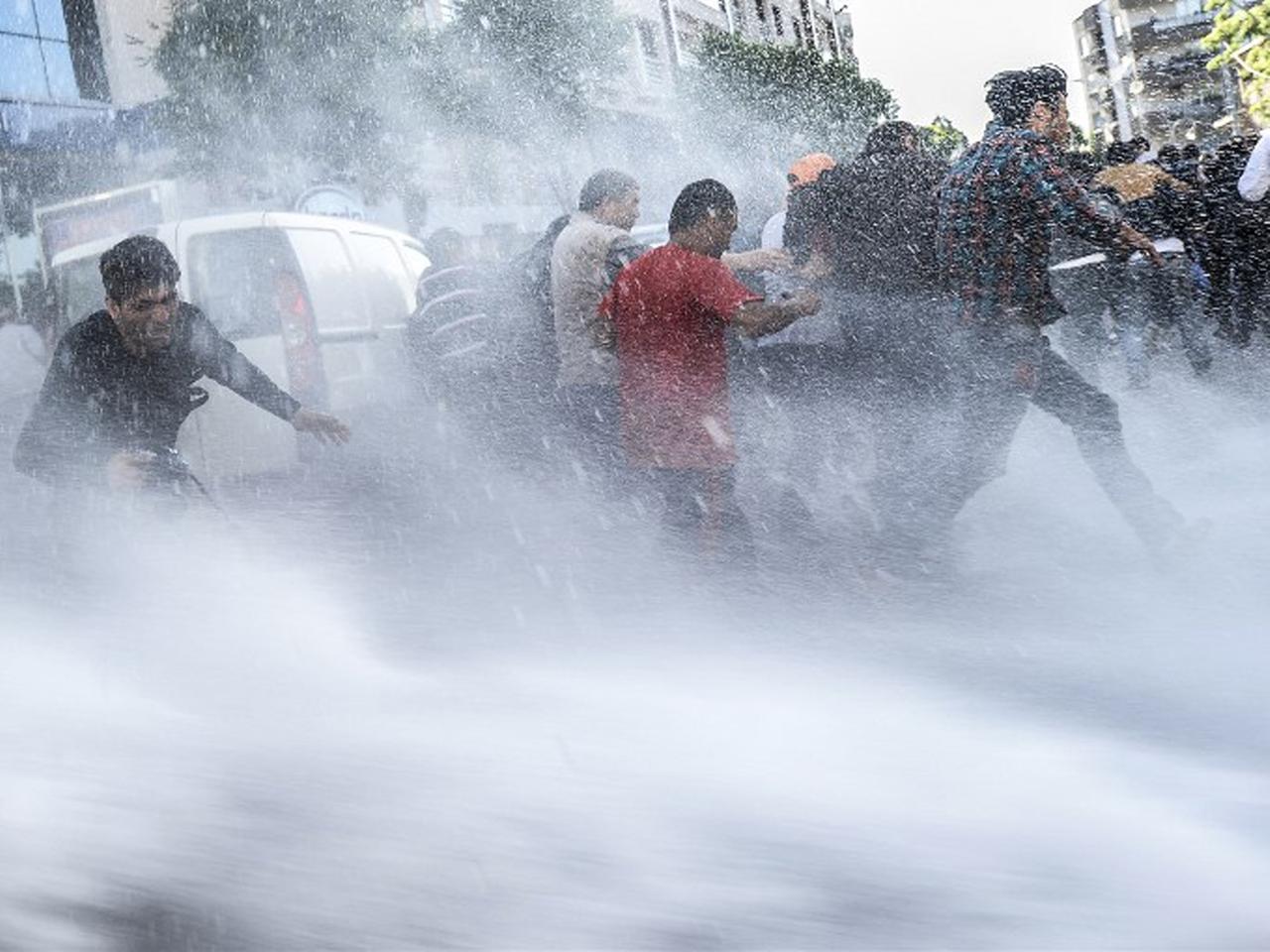 Wasserwerfer werden gegen Demonstranten eingesetzt.