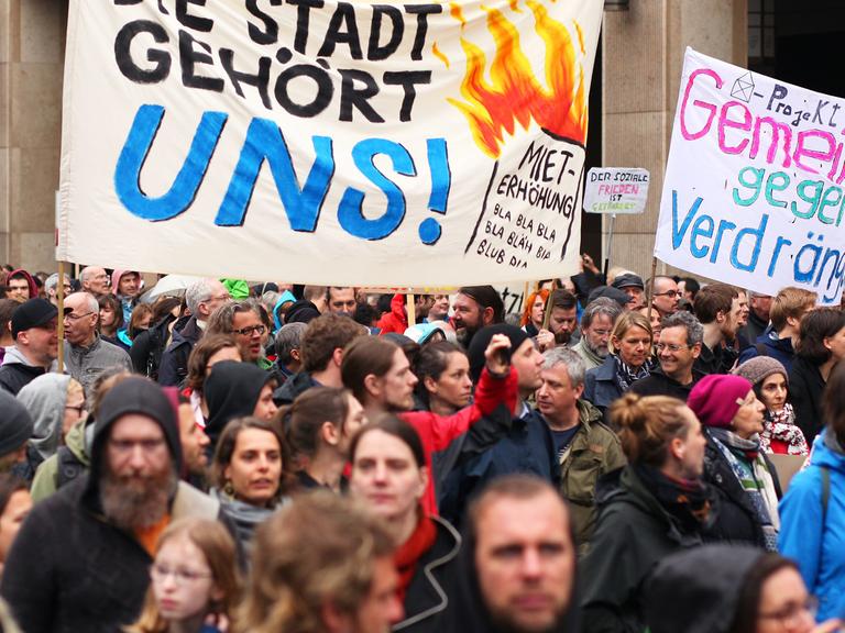 Teilnehmer einer Demonstration gegen Mietenwahnsinn und Verdrängung am 14.04.2018 in Berlin tragen ein Transparent mit der Aufschrift "Uns gehört die Stadt!".