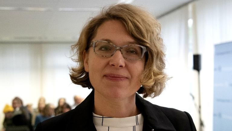 31.10.2019, Berlin: Rechtsanwältin Dr. Roda Verheyen steht in einem Verhandlungssaal im Berliner Verwaltungsgericht. Dort wird eine Klage gegen die Klimapolitik der Bundesregierung verhandelt.