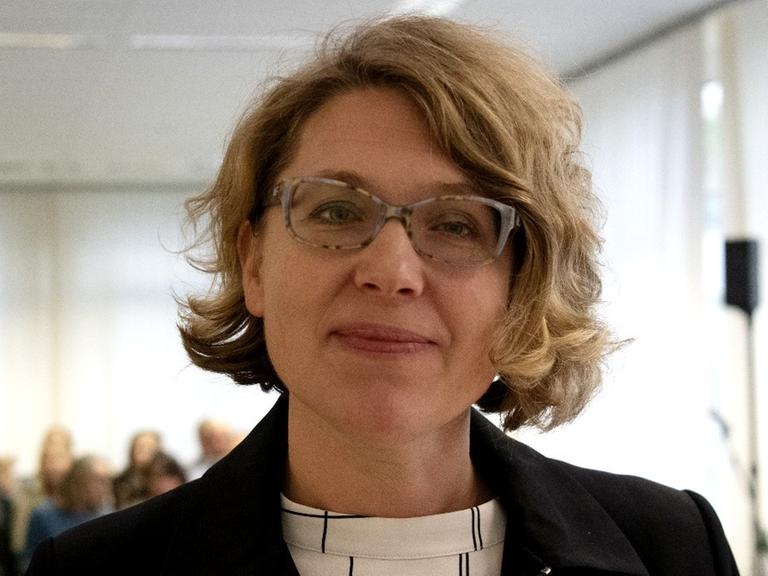 31.10.2019, Berlin: Rechtsanwältin Dr. Roda Verheyen steht in einem Verhandlungssaal im Berliner Verwaltungsgericht. Dort wird eine Klage gegen die Klimapolitik der Bundesregierung verhandelt.