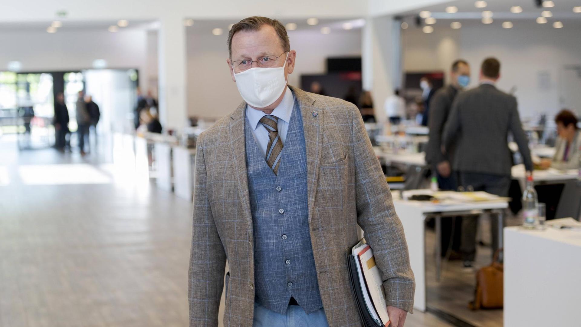 Bodo Ramelow mit Schutzmaske im Foyer des Thüringer Landtages.