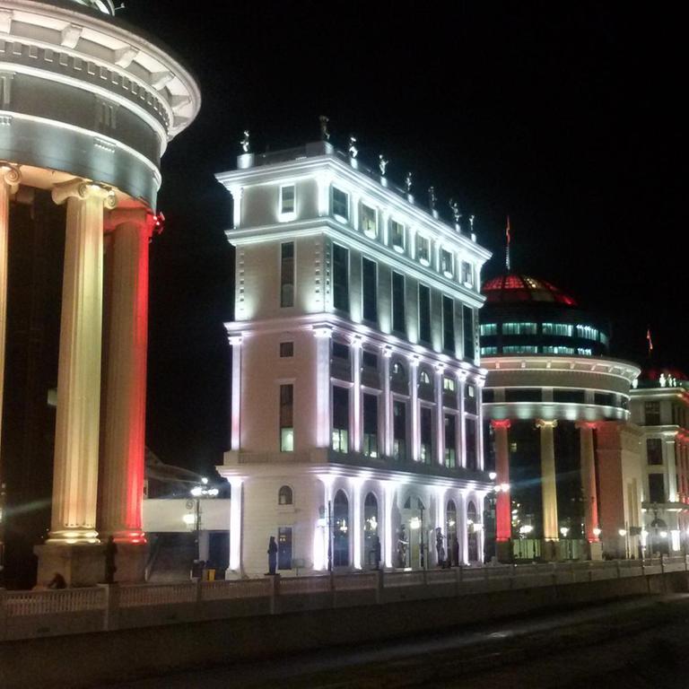 Bunt angestrahlte klassizistische und barocke Fassaden in der Innenstadt der mazedonischen Hauptstadt Skopje
