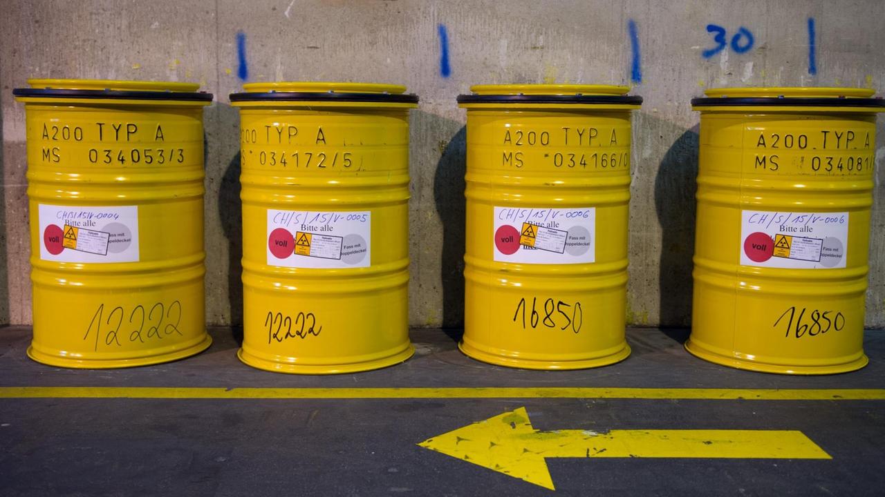 Gelbe Fässer mit Atom-Müll stehen nebeneinander in einem Lager.
