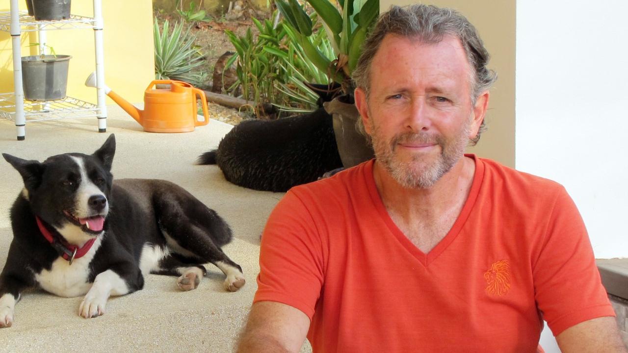 Der britische Autor und Cartoonist Colin Cotterill in in Chumphon, Thailand.