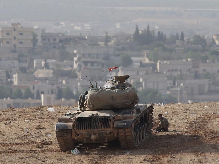 Ein türkischer Panzer vor der syrischen Grenze bei Suruc - nahe Kobane am 10.10.2014