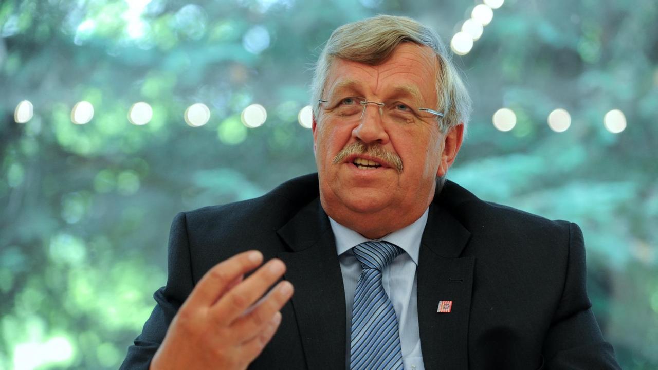 Walter Lübcke spricht bei einer Pressekonferenz. Foto: Uwe Zucchi/dpa 