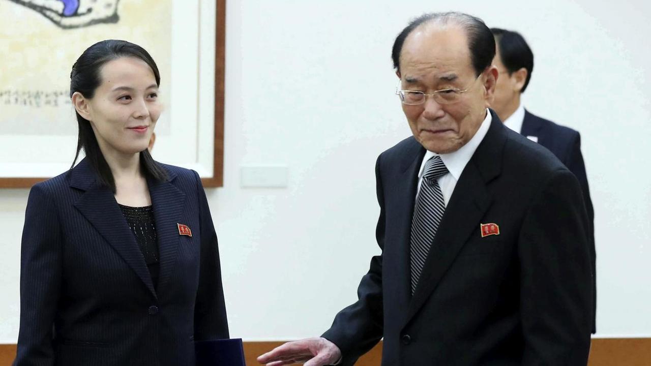 Kim Yo Jong (Mitte) steht mit dem hochrangigen Politiker Nordkoreas Kim Yong Nam (rechts) an einem Tisch im Haus des südkoreanischen Präsidenten Moon Jae In in Seoul.