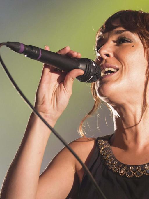 Die französische Singer-Songwriterin Isabelle Geffroy alias ZAZ, live beim Blue Balls Festival