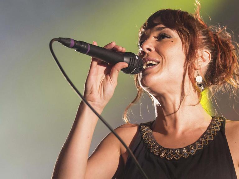 Die französische Singer-Songwriterin Isabelle Geffroy alias ZAZ, live beim Blue Balls Festival