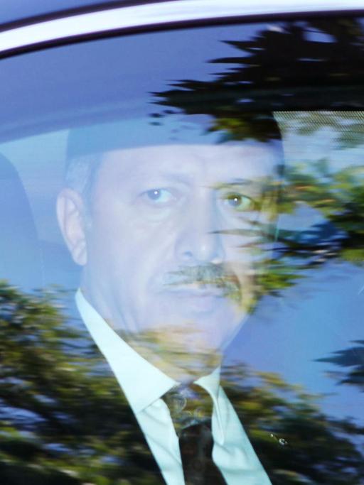 Der türkische Präsident Erdogan blickt aus einem Autofenster.