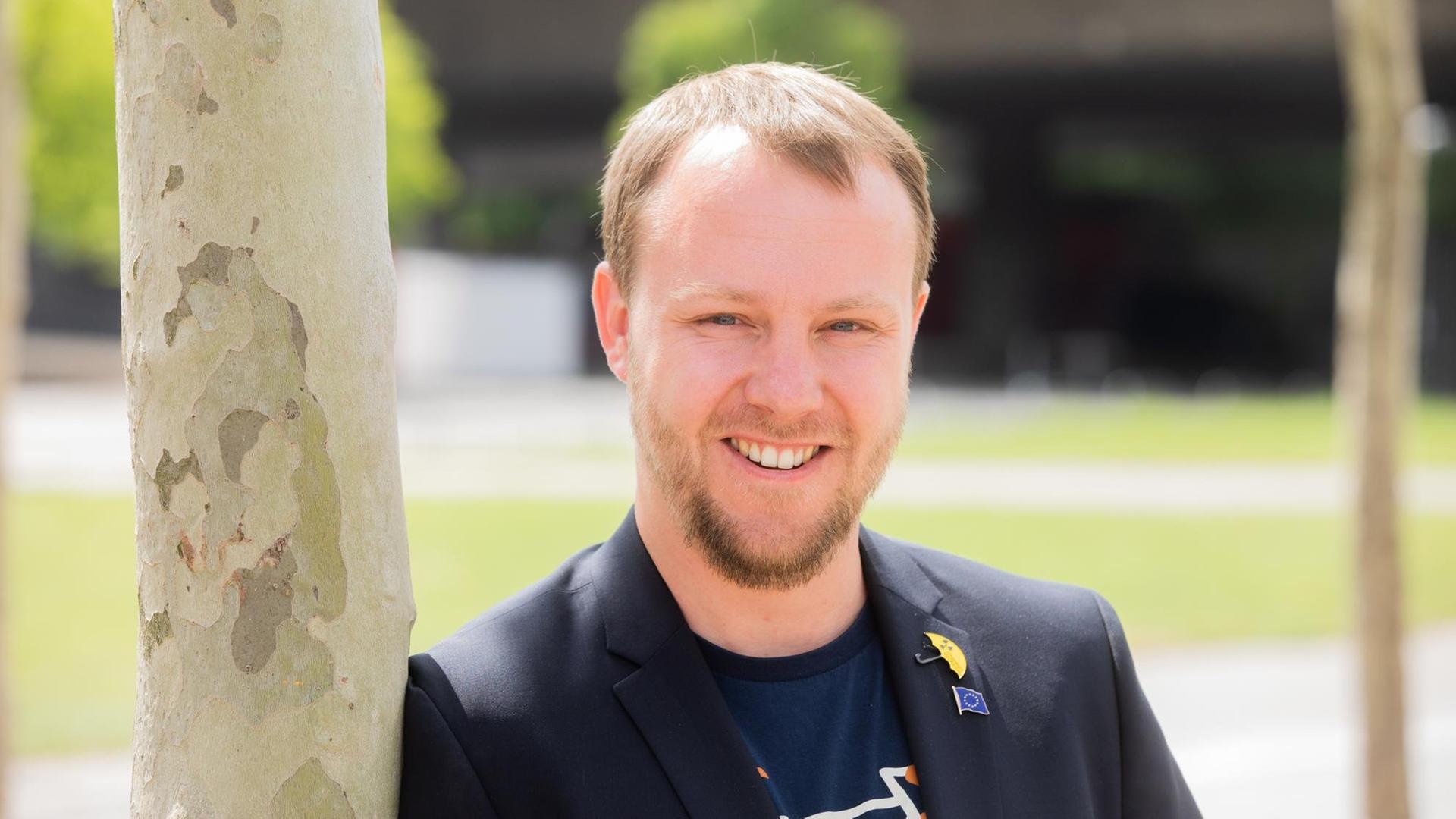 27.05.2019, Nordrhein-Westfalen, Düsseldorf: Daniel Freund, neu gewähltes Mitglied im Europaparlament für Bündnis 90/Die Grünen in Nordrhein-Westfalen, steht am Rheinufer an einem Baum. Hier äußern sie sich zu den Ergebnissen der Europawahl. Foto: Rolf Vennenbernd/dpa | Verwendung weltweit