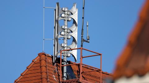 Eine Sirenenanlage auf dem Dach des Turms der Freiwilligen Feuerwehr in Schkeuditz in Sachsen. Mit der 1800 Watt starken Anlage können im Gegensatz zu herkömmlichen Sirenen auch Durchsagen gemacht werden.