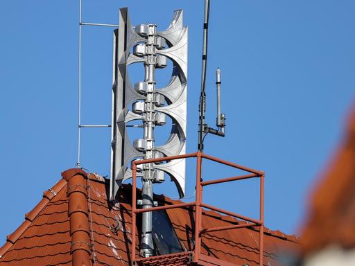 Eine Sirenenanlage auf dem Dach des Turms der Freiwilligen Feuerwehr in Schkeuditz in Sachsen. Mit der 1800 Watt starken Anlage können im Gegensatz zu herkömmlichen Sirenen auch Durchsagen gemacht werden.