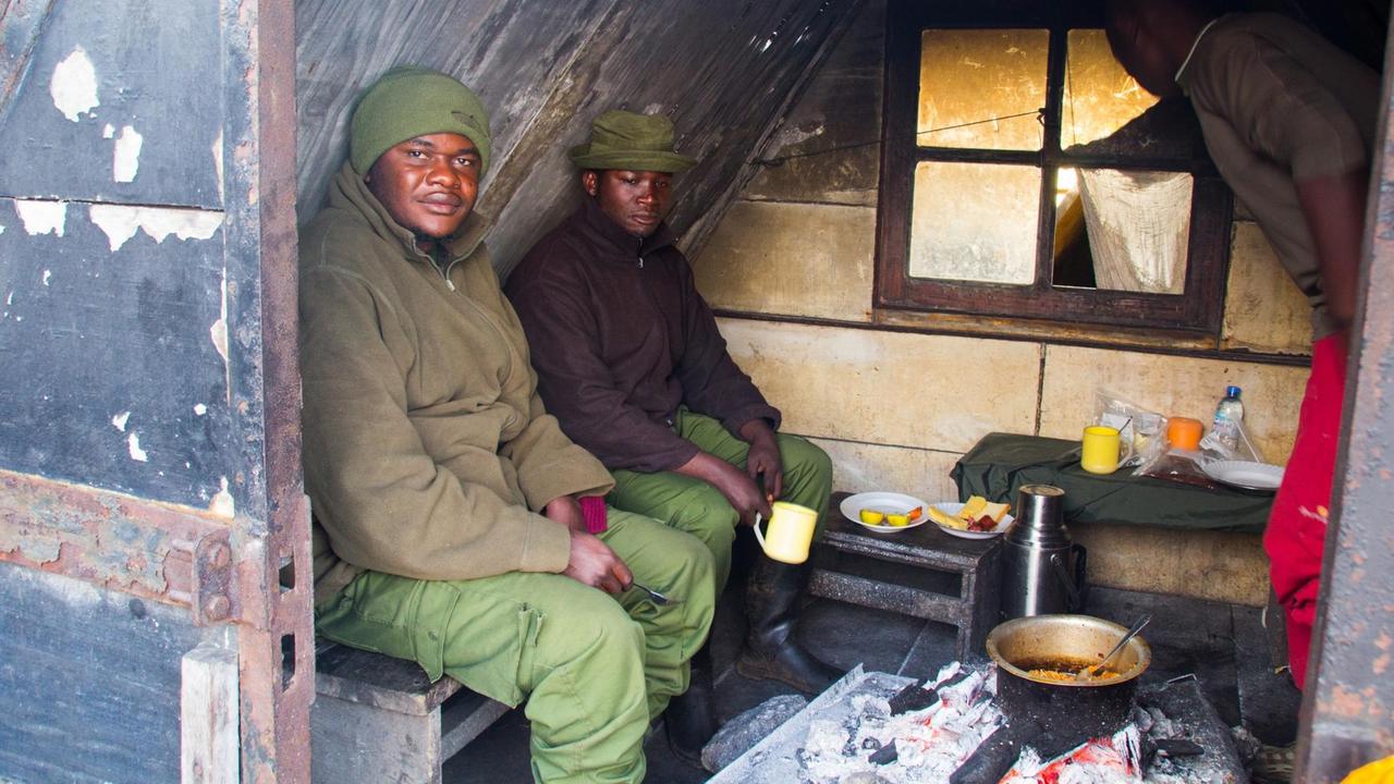 Wildhüter trinken Kaffee in einer Hütte auf dem Vulkan Nyiragongo