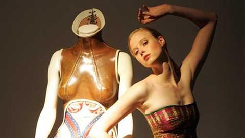 Ein Modell vor einem Exponat in einer Alexander-McQueen-Ausstellung in Düsseldorf