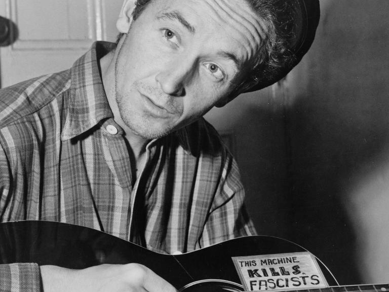 Der amerikanische Singer-Songwriter Woody Guthrie