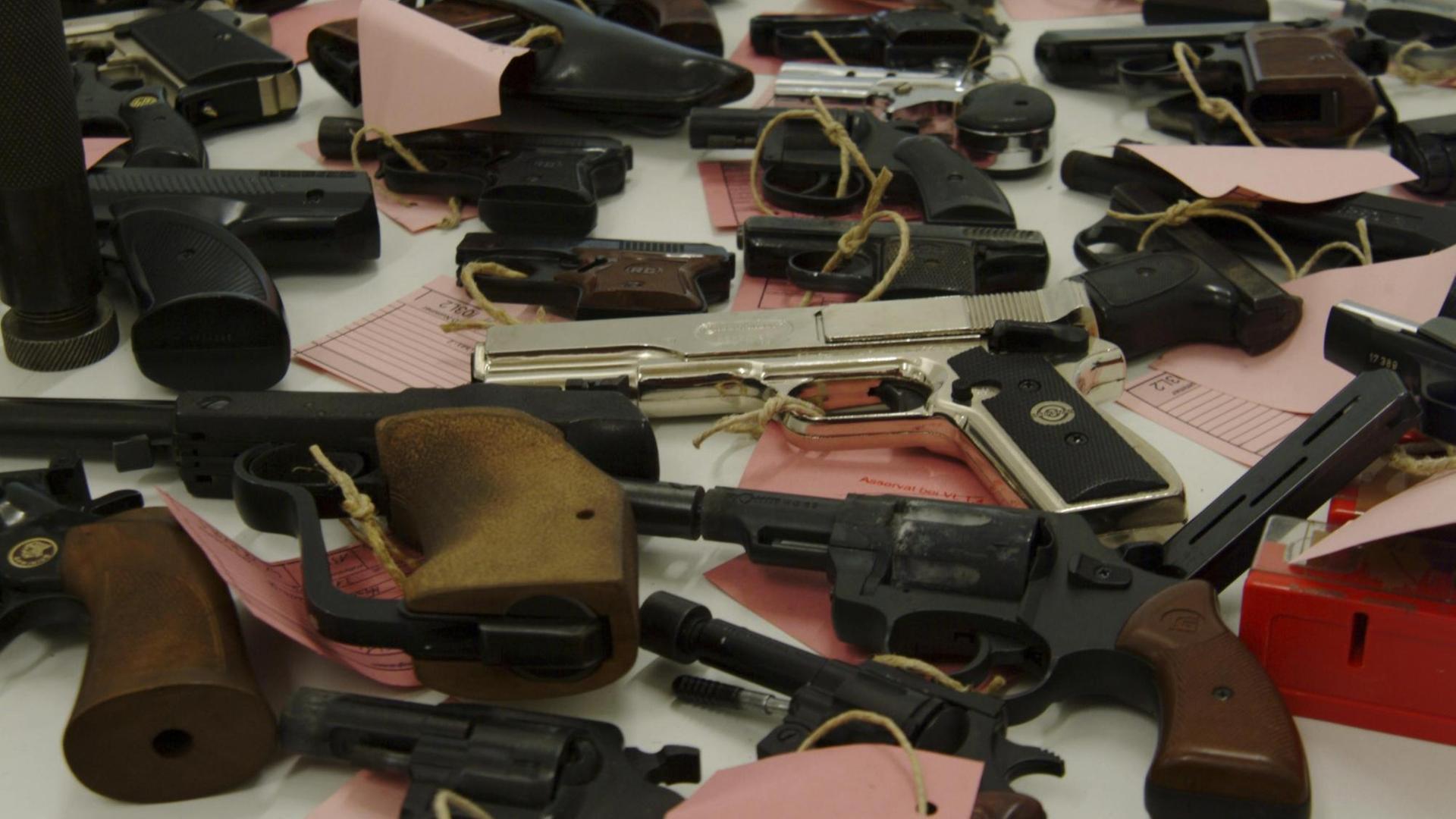 Beschlagnahmte illegale Waffen und Munition liegen auf einem Tisch.
