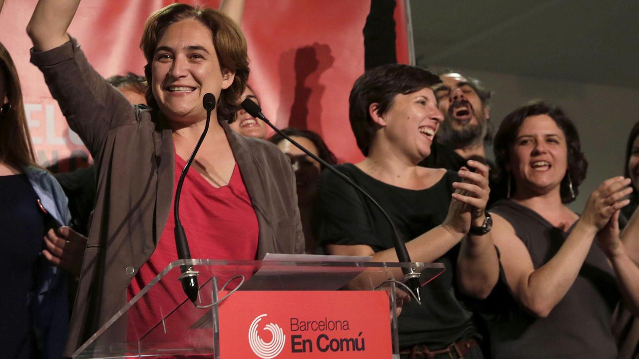 Wahlsiegerin Ada Colau (links) vom neuen Bündnis "Barcelona En Comú" will Bürgermeisterin in der katalanischen Millionenstadt werden.
