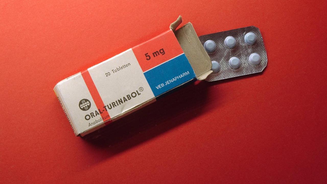 Eine Medikamentenschachtel mit einem Blister voll Oral-Turinabol.