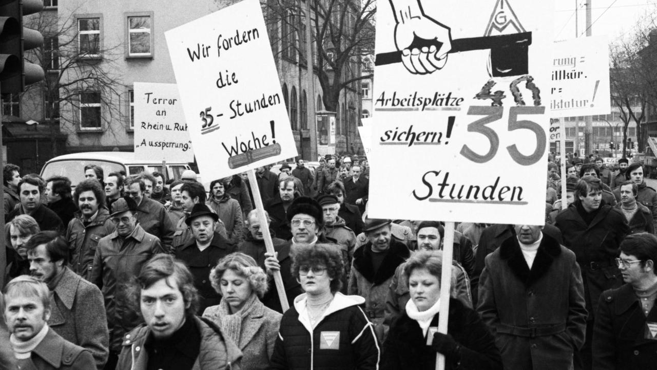 Rund 35.000 Arbeiter und Angestellte demonstrierten am 08.12.1978 in Duisburg gegen Aussperrung. | Verwendung weltweit