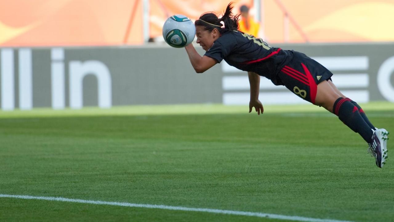 Die mexikanische Nationalspielerin Veronica Perez köpft bei der Frauen-Fußball-WM 2011 den Ball.