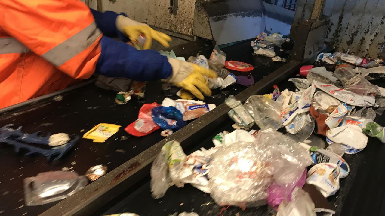Mitarbeiter in der Müllsortierungsanlage in Hamburg-Tiefstack