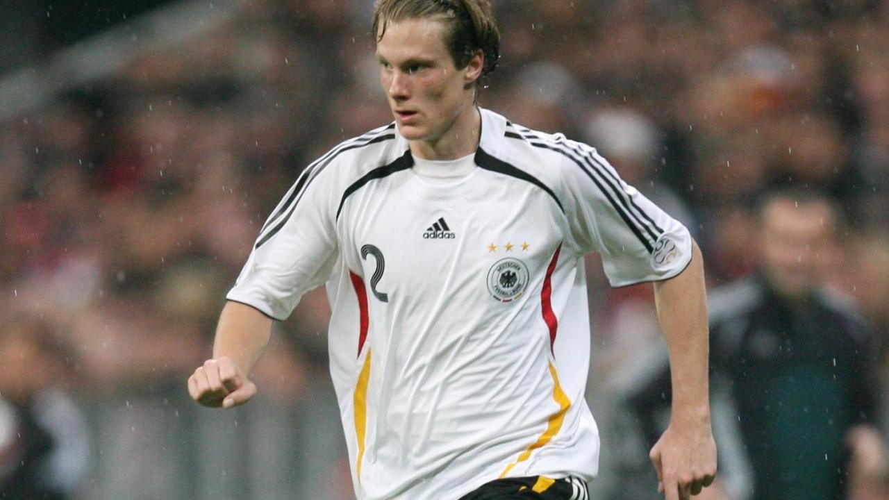 Marcell Jansen beim Länderspiel gegen Tschechien am 17.10.2007 im Trikot der deutschen Nationalmannschaft. Marcell Jansen beim Länderspiel gegen Tschechien am 17.10.2007 im Trikot der deutschen Nationalmannschaft.