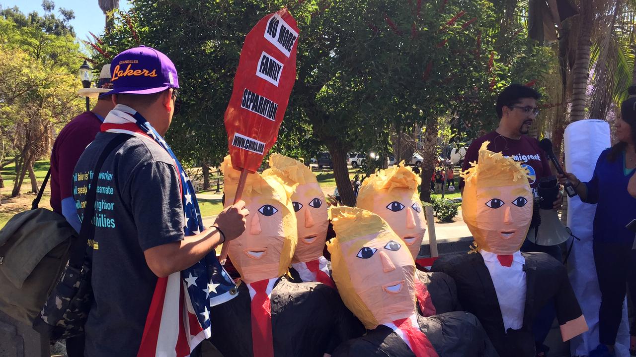 Anti-Trump-Proteste in Kalifornien mit Puppen des US-Präsidenten und einem Plakat, dass sich gegen die Separierung von Familien ausspricht