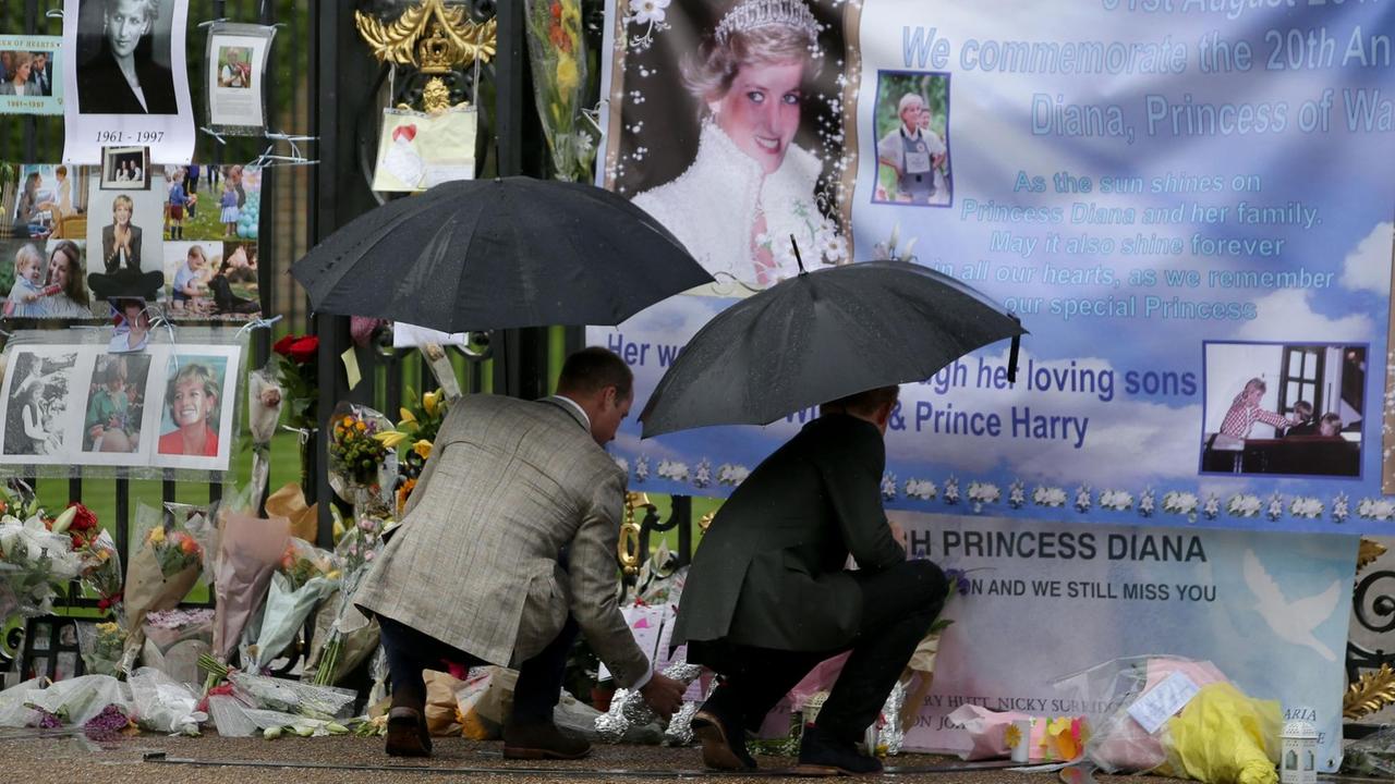 Prinz Harry und Prinz William legten bereits gestern Blumen am Kensington Park nieder.