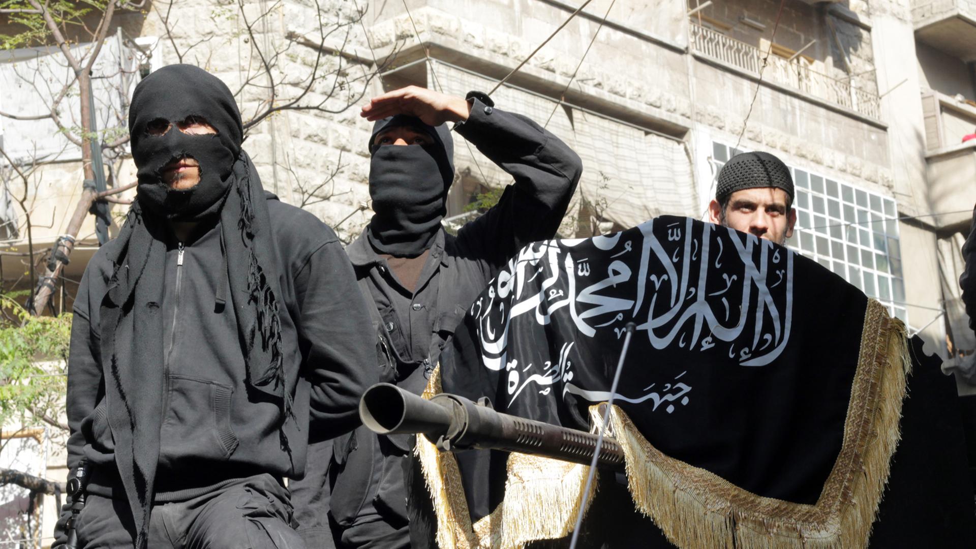 Unterstützer der Terrorgruppe IS während einer Demonstration in Syrien.