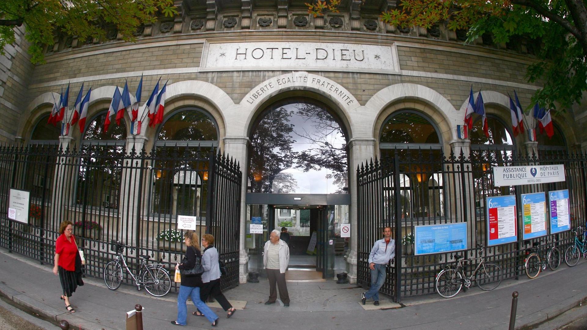 Frontansicht des Pariser Krankenhaus Hotel Dieu.