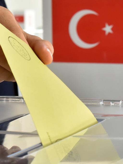 Auch auf dem Messegelände in Karlsruhe können türkische Bürgerinnen und Bürger ihre Stimme für die Präsidentschaftswahl in der Türkei abgeben, Aufnahme vom 31. Juli 2014