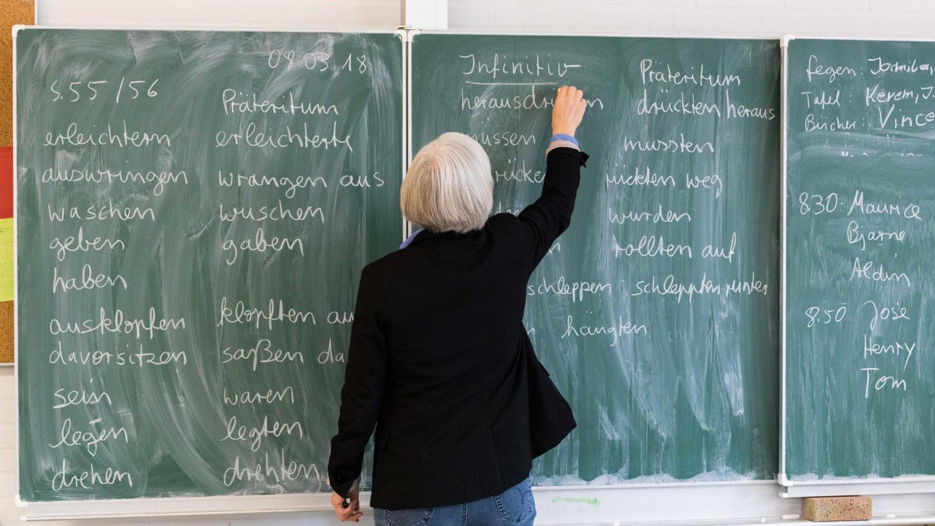 Eine Lehrerin während des Unterrichts an einer Schule in Bremen.