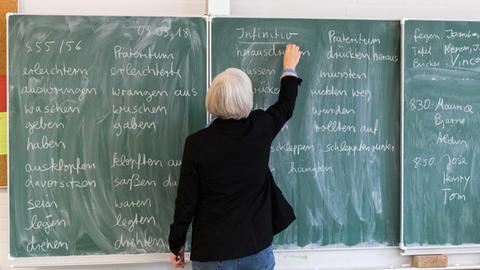 Eine Lehrerin während des Unterrichts an einer Schule in Bremen.