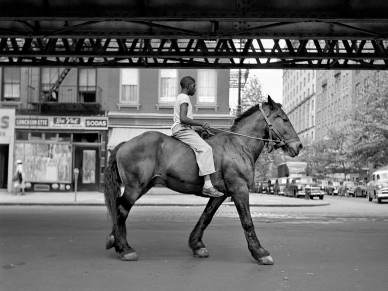 Mann reitet auf einem Pferd in New York, Fotografie von Vivian Maier