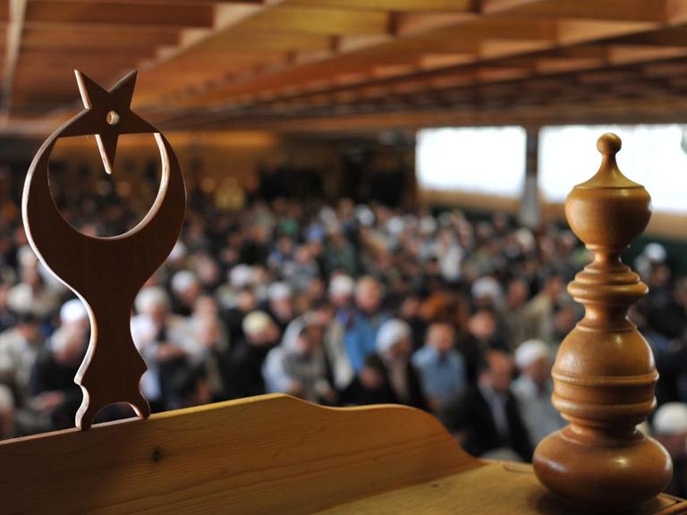 Mitglieder des 1989 gegründeten "Türkisch-Islamischen Kulturzentrums München" (DITIM) beten am in ihrer Moschee in der Schanzenbachstraße in München.