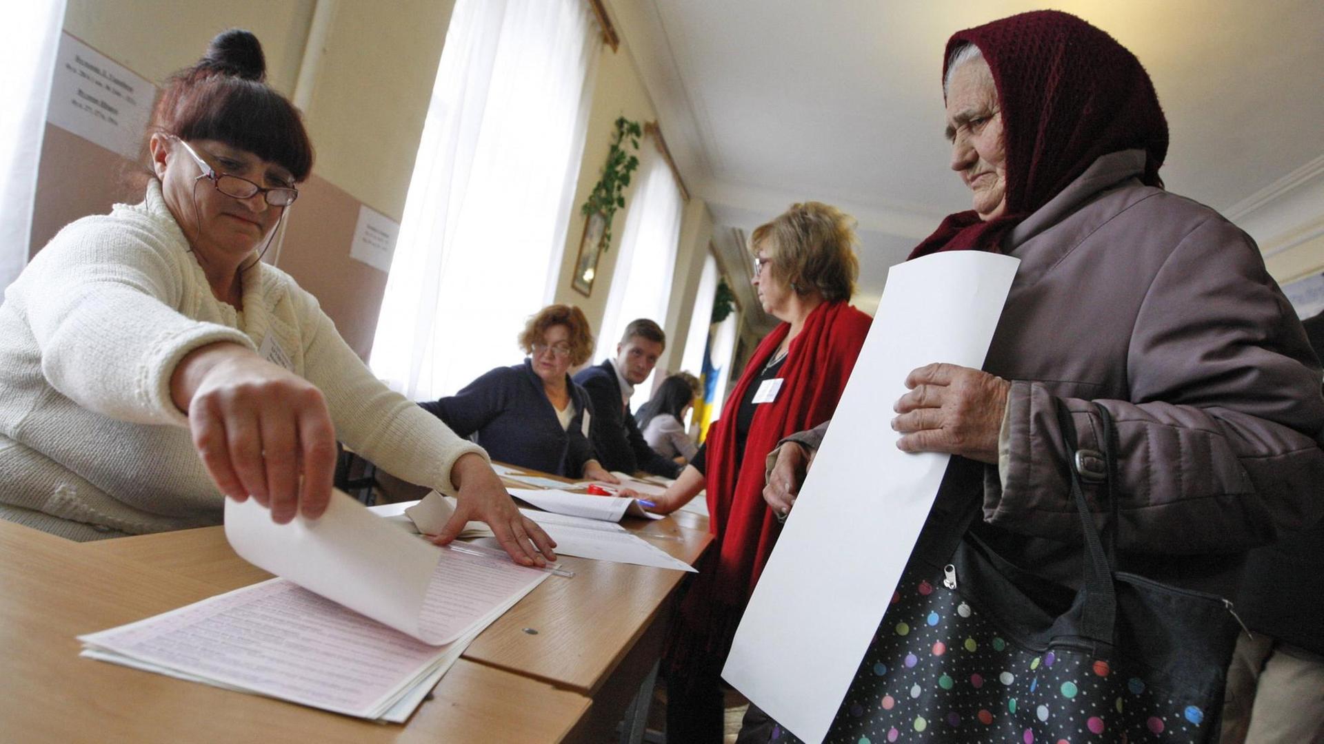Stimmabgabe bei den Kommunalwahlen in Kiew, Ukraine, im Oktober 2015