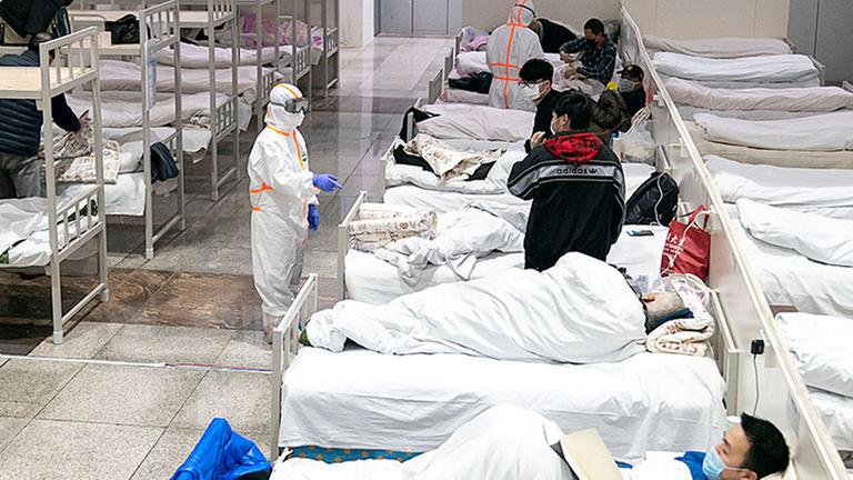 Patienten in Krankenhausbetten in Wuhan