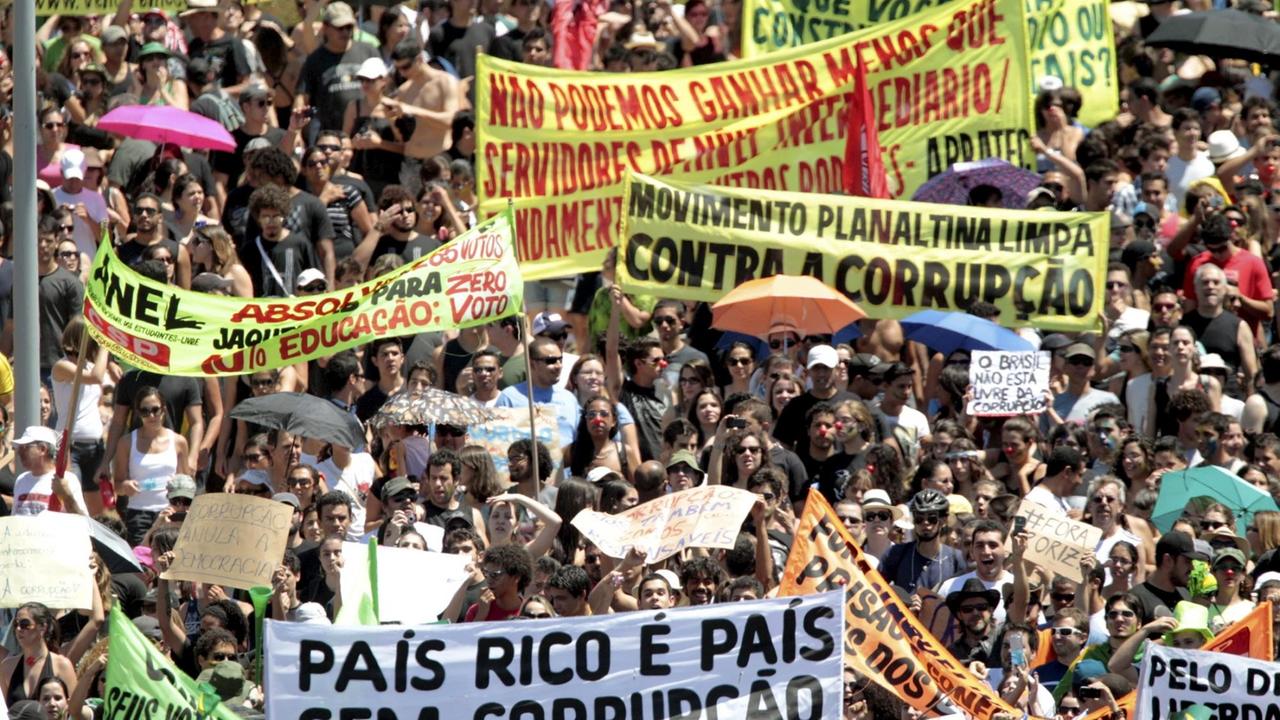 In Brasilien demonstrieren 2011 Zehntausende gegen Korruption.
