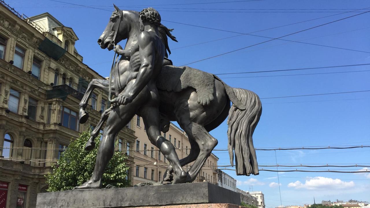 St. Petersburg: "Anitschkin Most" mit Granat- und Bombensplitter-Spuren aus der Blockade-Zeit.