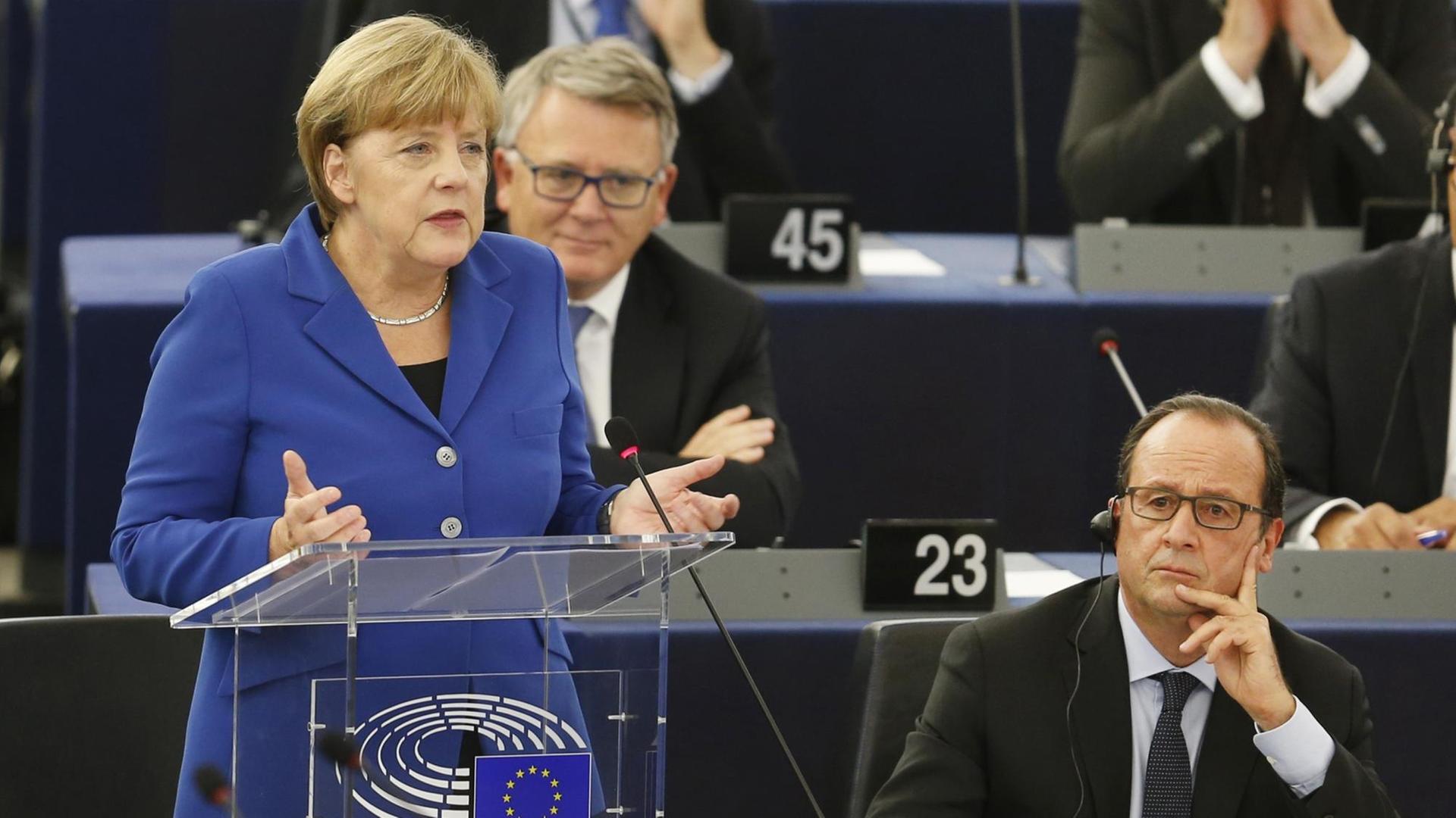 Die Bundes-Kanzlerin und der Präsident von Frankreich sprechen im Europa-Parlament über Flüchtlinge. Die Bundes-Kanzlerin und der Präsident von Frankreich sprechen im Europa-Parlament über Flüchtlinge.